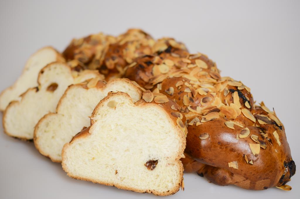 Vánočka s rozinkami, sypaná mandlemi bal.