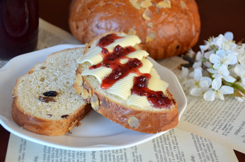 Mazanec s rozinkami sypaný mandlemi bal.